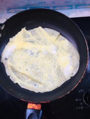 鸡蛋打散过筛，平底锅烧热，倒入蛋液，轻轻转动平底锅，让蛋液均匀的平铺在锅底，调小火，蛋液凝固了翻面再烙几秒钟蛋皮就做好了！