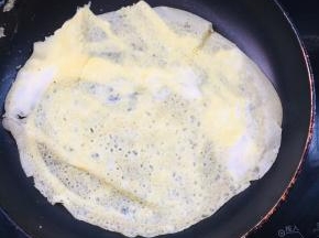 鸡蛋打散过筛，平底锅烧热，倒入蛋液，轻轻转动平底锅，让蛋液均匀的平铺在锅底，调小火，蛋液凝固了翻面再烙几秒钟蛋皮就做好了！