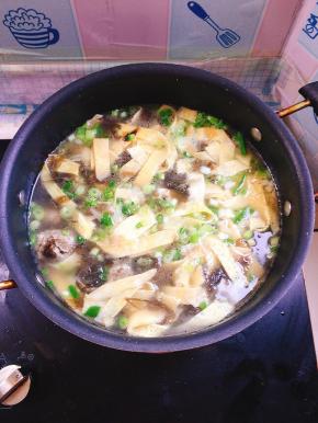 起锅前放入适量的葱花即可！（有条件的可以再加几滴香油进去！）