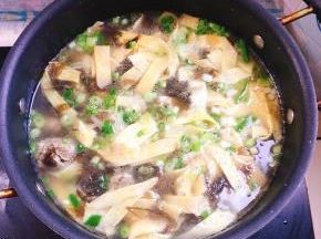 起锅前放入适量的葱花即可！（有条件的可以再加几滴香油进去！）