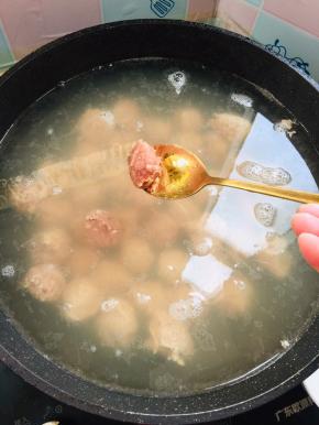 起锅烧水，肉丸子温水下锅！（挤丸子的时候全程调最小火，直到所有的丸子都挤完！）
