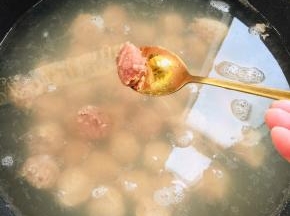 起锅烧水，肉丸子温水下锅！（挤丸子的时候全程调最小火，直到所有的丸子都挤完！）