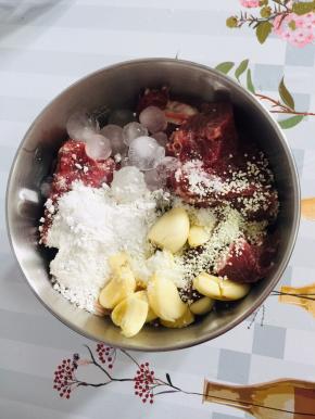 瘦肉放入绞肉机中，放入几头大蒜，再来点冰块（加了冰块的肉口感更好！没有冰块的可以把肉馅调好了放在冰箱冷藏一个小时！）1勺盐，1勺鸡精，1个蛋清，2勺红薯淀粉！