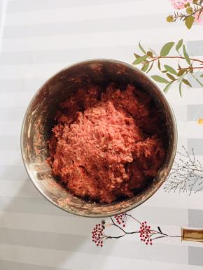 打好的肉馅儿再摔打3分钟！