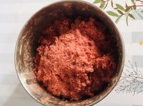 打好的肉馅儿再摔打3分钟！