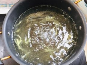 倒入适量的开水！