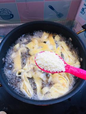 放入一勺鸡精提鲜！