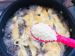 放入一勺鸡精提鲜！