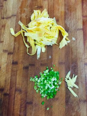 蛋皮切成丝，葱切成葱花，生姜切成丝备用！