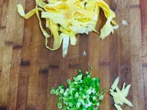 蛋皮切成丝，葱切成葱花，生姜切成丝备用！