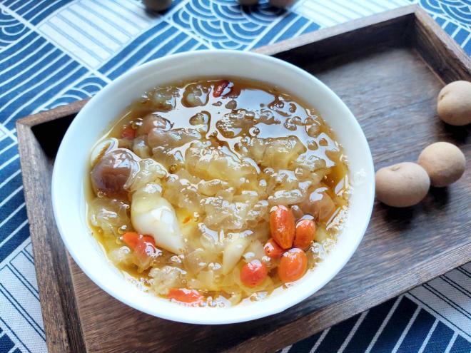 新鲜银耳百合汤