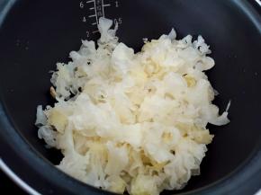 将泡好的百合洗干净和银耳干龙眼一起放入电饭煲。