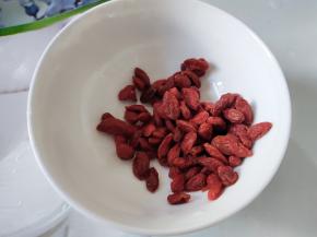 洗好枸杞备用。