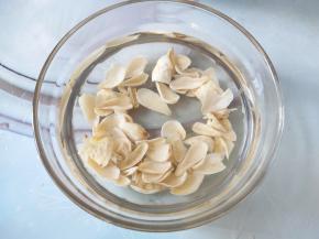 干百合随手抓的一把，泡一小时以上。