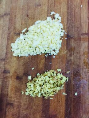 蒜瓣剁成蒜末，生姜切成小丁！