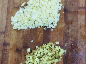 蒜瓣剁成蒜末，生姜切成小丁！