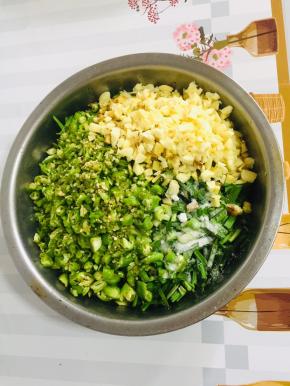 放入蒜末，姜末，尖椒，撒上适量的盐！（盐要比平时炒菜稍微多放一些！）