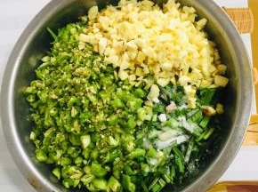 放入蒜末，姜末，尖椒，撒上适量的盐！（盐要比平时炒菜稍微多放一些！）