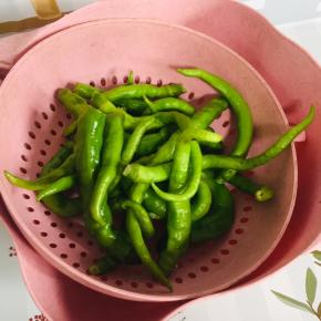 尖椒去蒂洗净晾干水分备用！