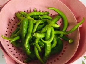 尖椒去蒂洗净晾干水分备用！