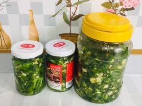 装入无油无水的容器中，密封好，放入冰箱冷藏保存，随吃随取，特别方便！