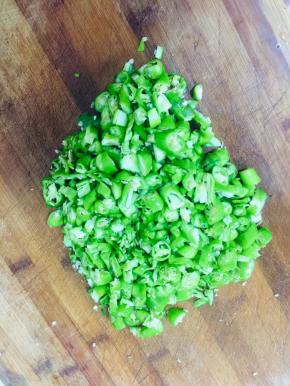 尖椒切成小粒备用！