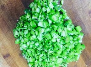 尖椒切成小粒备用！