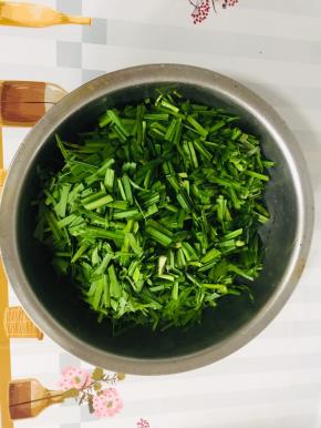 晾干水分的韭菜切成段儿！