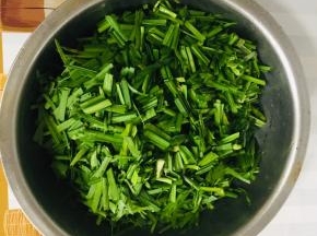 晾干水分的韭菜切成段儿！