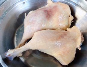 焯好水的鸭腿立即放入冷水中过凉多冲洗几遍干净后沥干水份
