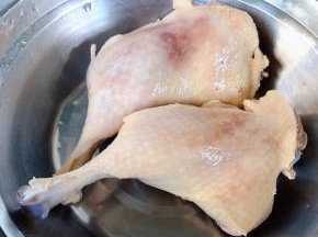 焯好水的鸭腿立即放入冷水中过凉多冲洗几遍干净后沥干水份