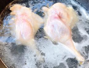锅中烧开水放入鸭腿焯水至断生去除油脂和杂质
