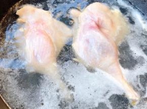 锅中烧开水放入鸭腿焯水至断生去除油脂和杂质