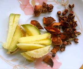 准备姜切块、花椒、八角备用