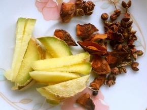 准备姜切块、花椒、八角备用