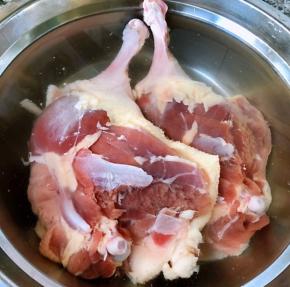 鸭腿在清水中浸泡二十分钟泡出血水后洗净