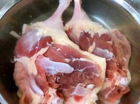鸭腿在清水中浸泡二十分钟泡出血水后洗净