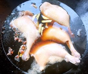 处理好的鸭腿放入锅中添加适量清水再放入兑好的料汁和姜块、花椒、八角大火炖起来