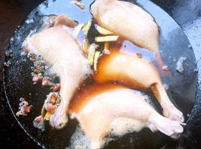 处理好的鸭腿放入锅中添加适量清水再放入兑好的料汁和姜块、花椒、八角大火炖起来