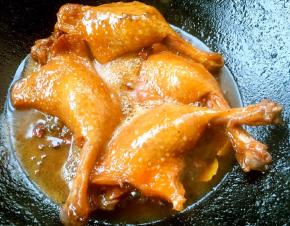 鸭腿炖至汤汁浓稠时放入盐和味精改小火炖五分钟入味即可出锅享用