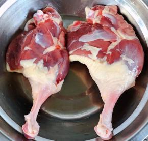 在超市买到新鲜的鸭腿准备做起来