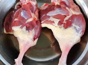 在超市买到新鲜的鸭腿准备做起来