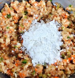 鸡肉入味后和其它馅料放入油、香油、盐、味精拌匀再放入淀粉