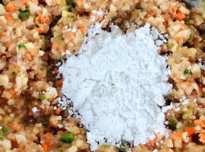 鸡肉入味后和其它馅料放入油、香油、盐、味精拌匀再放入淀粉