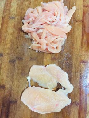 鸡胸肉洗净，对半切开，再切成筷子粗细的条备用！