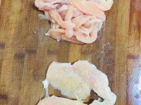 鸡胸肉洗净，对半切开，再切成筷子粗细的条备用！