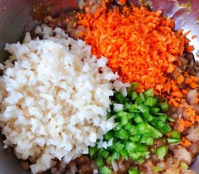 莲藕、胡萝卜、青椒剁成小粒放入容器中