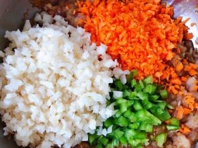 莲藕、胡萝卜、青椒剁成小粒放入容器中