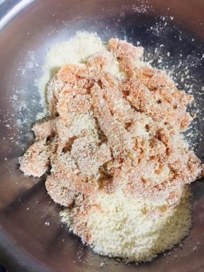 面包糠倒入盆中，肉一次少放一点，拌匀，让每个鸡柳都均匀的裹满面包糠！鸡胸肉最好腌制五个小时以上，等肉充分吸收了水分，也就入味了，这个时候沾面包糠最好沾！我一般的都是提前一晚上腌制！