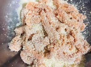 面包糠倒入盆中，肉一次少放一点，拌匀，让每个鸡柳都均匀的裹满面包糠！鸡胸肉最好腌制五个小时以上，等肉充分吸收了水分，也就入味了，这个时候沾面包糠最好沾！我一般的都是提前一晚上腌制！